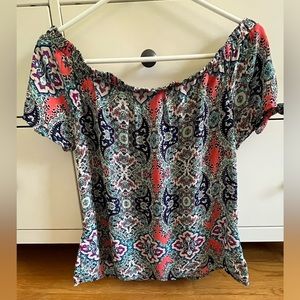 Size Small Society Girl cold shoulder / off the shoulder patterned flowy top